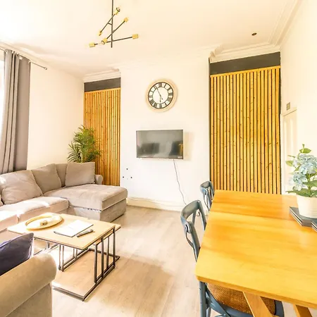 Contemporary Osborne House With Free Parking By Prescott Apartments בריסטול