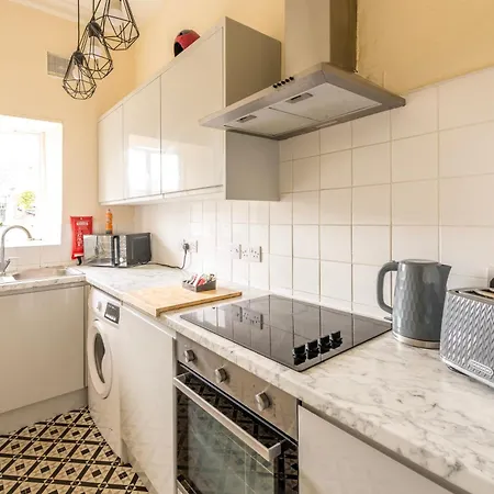 Contemporary Osborne House With Free Parking By Prescott Apartments